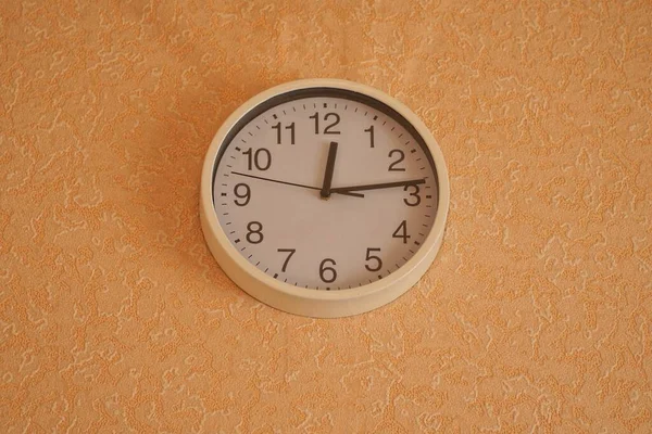 Une Horloge Ronde Blanche Accrochée Mur Brun Dans Une Pièce — Photo