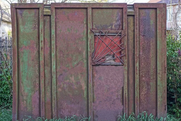 Vecchio Contenitore Arrugginito Rosso Marrone Quadrato Con Una Finestra Dietro — Foto Stock