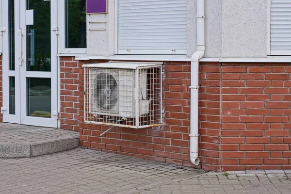 Ventilateur Blanc Derrière Une Grille Fer Est Accroché Mur Briques — Photo