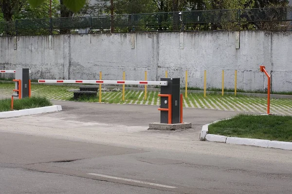 Closed White Red Automatic Barrier Street Asphalt Gray Concrete Wall — Stock Photo, Image