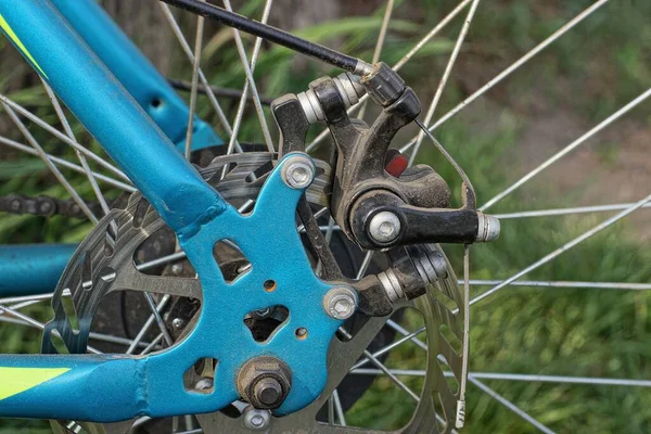 Parte Una Bicicleta Deportiva Azul Con Una Rueda Piñones Con — Foto de Stock