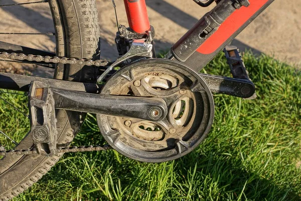 Czarny Rower Pedał Metalowej Zębatce Łańcuchem Rowerze Sportowym Zielonej Trawie — Zdjęcie stockowe