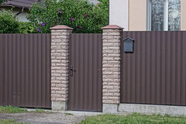 Uma Porta Marrom Ferro Fechado Parte Uma Cerca Feita Tijolos — Fotografia de Stock