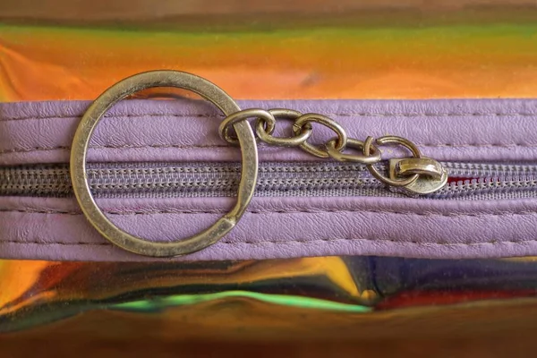 Closed Gray Metal Zip Ring Chain Purple Leather Bag — Stockfoto