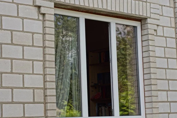 Ein Offenes Großes Weißes Fenster Einer Grauen Ziegelwand Eines Gebäudes — Stockfoto