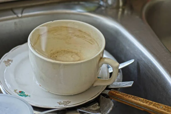 Купа Брудного Посуду Чашки Білих Тарілок Сірій Металевій Раковині Кухні — стокове фото