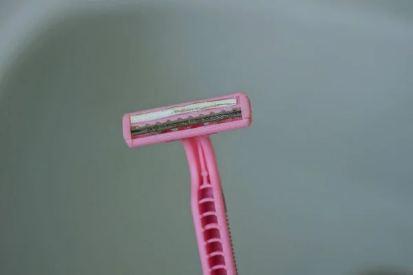 One Old Dirty Pink Plastic Razor Lies Gray Background — Stock Photo, Image