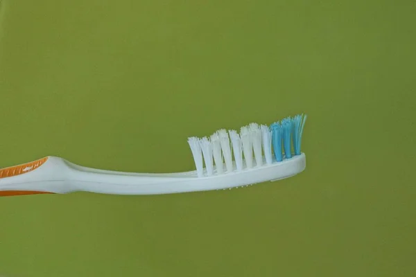 Одна Бело Голубая Пластиковая Зубная Щетка Зеленом Фоне — стоковое фото