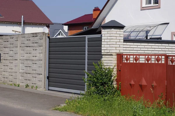 Una Gran Puerta Metal Negro Cerrado Una Pared Ladrillo Blanco — Foto de Stock