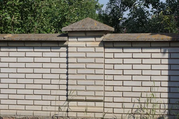 Parte Grande Muro Una Recinzione Mattoni Bianchi Una Strada Rurale — Foto Stock
