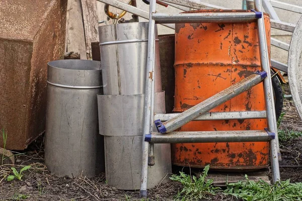Ein Müllhaufen Von Einer Zerbrochenen Grauen Metalltreppe Mit Einem Roten — Stockfoto