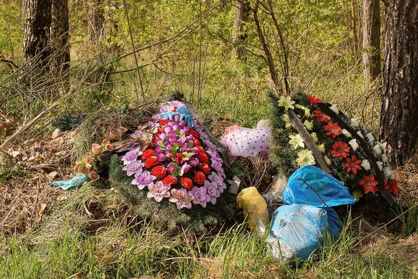 Mucchio Spazzatura Con Ghirlande Funerarie Colorate Nell Erba Tra Gli — Foto Stock