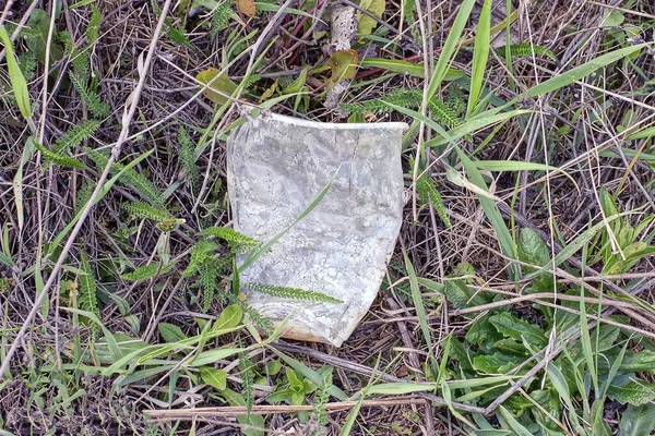 Basura Una Taza Vacía Plástico Blanco Yace Suelo Hierba Naturaleza —  Fotos de Stock