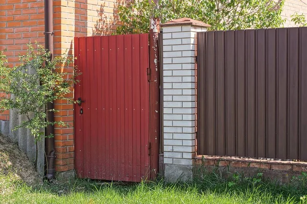 Una Puerta Metal Cerrada Roja Una Valla Ladrillos Blancos Hierro — Foto de Stock