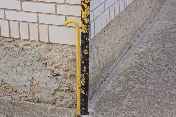 Gas Yellow Black Metal Pipe White Brick Wall Gray Concrete — ストック写真