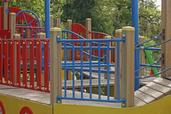 Цветное Строение Детской Площадке Декоративным Деревянным Металлическим Забором Улице — стоковое фото