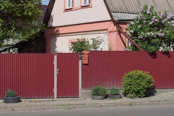 Long Red Metal Fence Wall Closed Iron Door Rural Street — Zdjęcie stockowe
