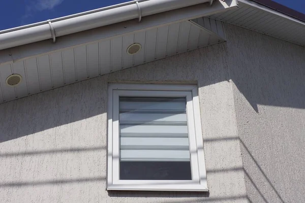 One White Window Gray Concrete Attic Wall Private Building Street — Stockfoto