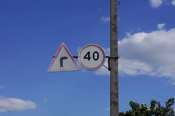 Two Road Signs Speed Limit Turning Hanging Concrete Pole Street — Fotografia de Stock
