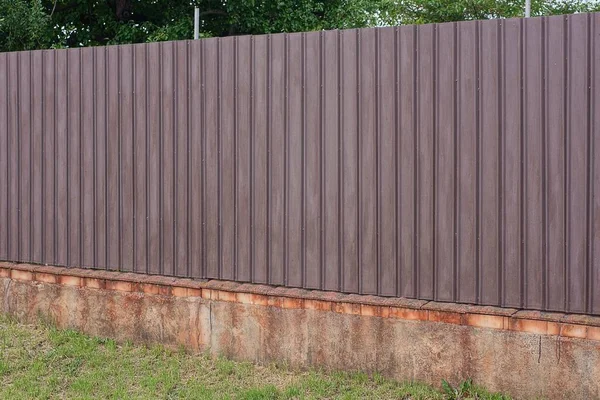Part Brown Metal Fence Wall Gray Foundation Green Grass — Foto de Stock