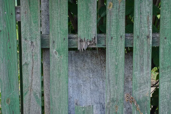 Egy Régi Szürke Zöld Kerítésfal Egy Törött Deszkával Egy Vidéki — Stock Fotó