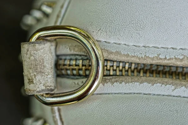 Yellow Metal Ring Harness Zip White Worn Leather Bag — Stock Photo, Image
