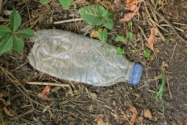 Lixo Uma Grande Garrafa Plástico Branco Está Chão Cinza Natureza — Fotografia de Stock