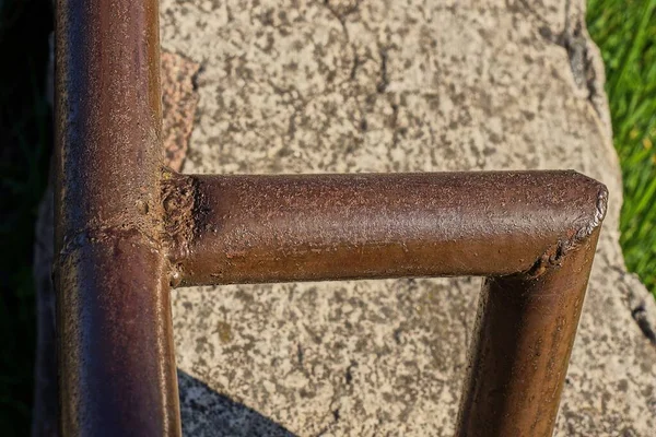Part Brown Iron Rusty Handrail Metal Pipe Gray Concrete Street — Fotografia de Stock