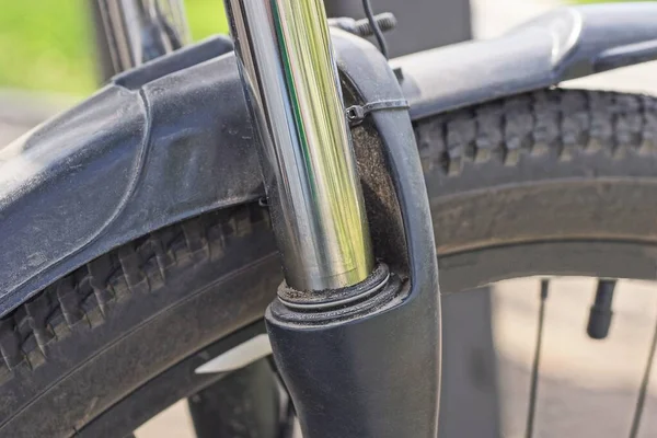 Parte Una Bicicleta Deportiva Resorte Horquilla Metal Sobre Una Rueda — Foto de Stock