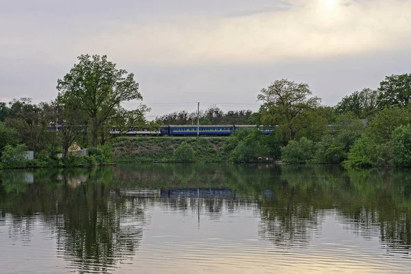 Meer Water Met Groene Bomen Aan Oever Een Hoge Dijk — Stockfoto