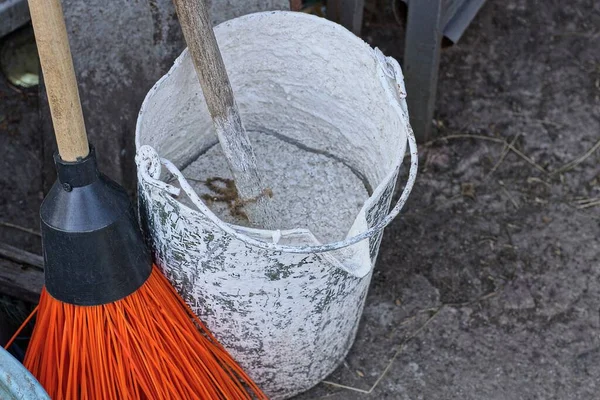 Old Metal Bucket White Lime Red Plastic Broom Stands Gray — Stockfoto