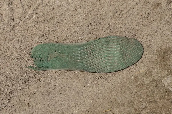 Uma Velha Palmilha Sapato Verde Sujo Rasgado Encontra Chão Cinza — Fotografia de Stock