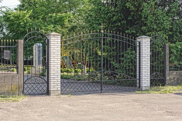 Closed Gate Black Forged Pattern Sharp Iron Rods Door Fence — 图库照片