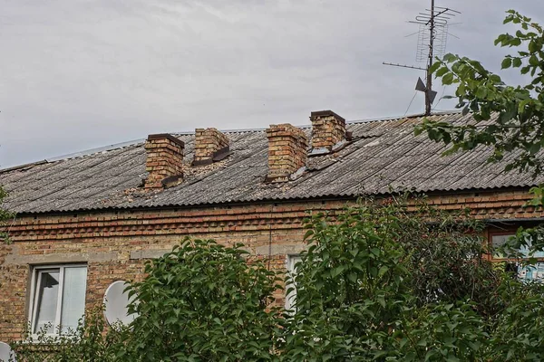 Part Large House Windows Gray Slate Roof Many Brick Brown — Stock Photo, Image