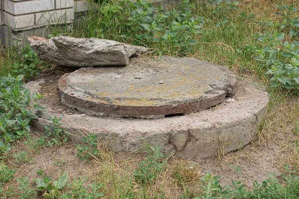 One Old Large Gray Concrete Manhole Street Green Grass — Stok fotoğraf