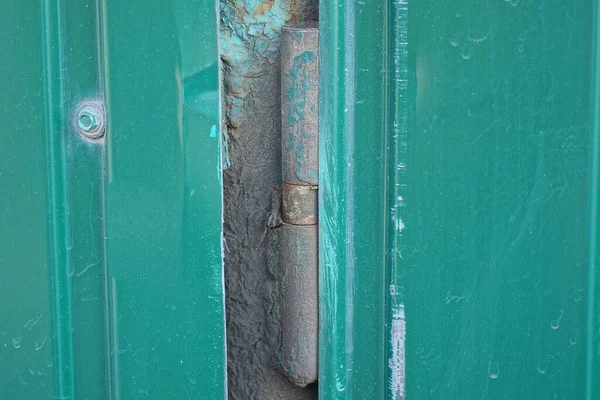One Gray Iron Door Hinge Green Metal Door Wall — Stockfoto