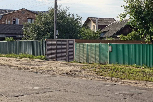 Two Black Green Metal Gates Iron Fence Wall Rural Street — Fotografia de Stock