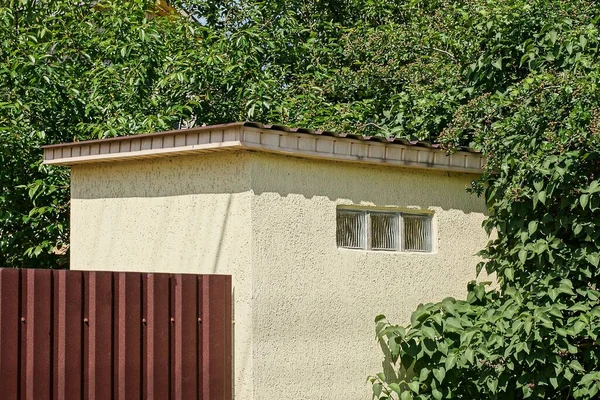 Part Gray Concrete Toilet Small Windows Brown Metal Fence Wall — Fotografia de Stock