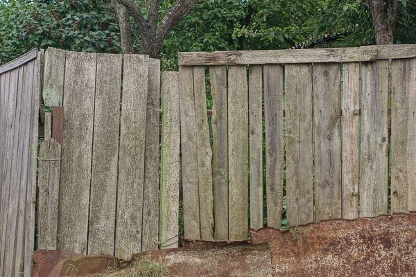 Part Old Gray Wooden Fence Wall Brown Rusty Iron Foundation — Stockfoto