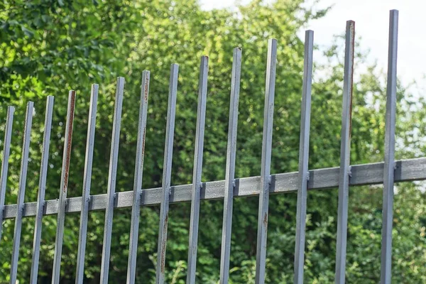 Part Gray Wall Fence Made Iron Rods Street Backdrop Green —  Fotos de Stock