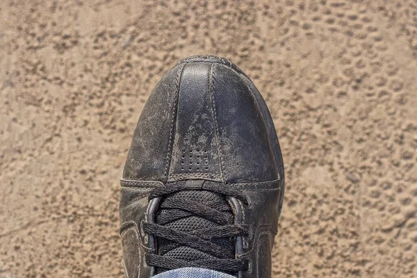 One Black Dirty Leather Sneaker Brown Road Ground Street — Φωτογραφία Αρχείου