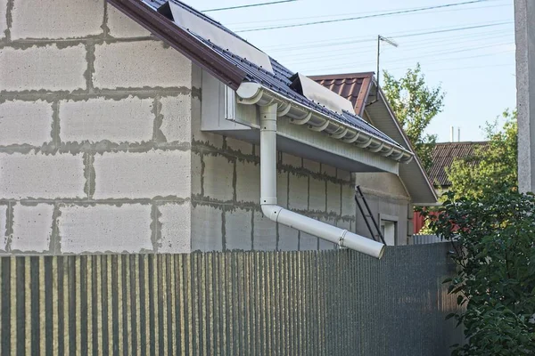 White Plastic Drain Pipe Brick Wall Building Gray Metal Fence — Fotografia de Stock