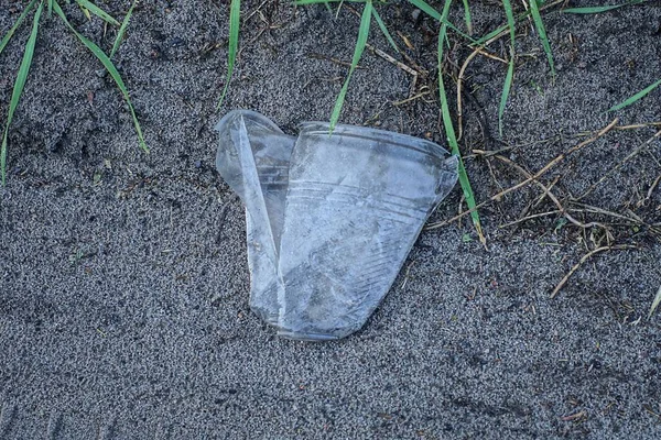 Мусор Одной Большой Пустой Белой Пластиковой Чашки Лежит Земле Траве — стоковое фото