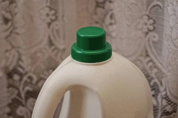 Одна Біла Велика Пластикова Пляшка Зеленою Пробкою Сірому Фоні — стокове фото