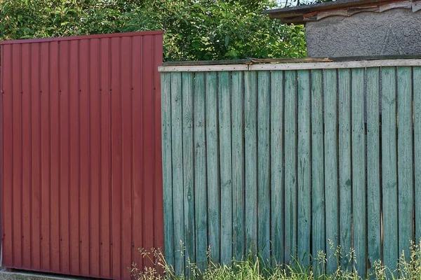 Part Private Fence Wall Made Red Metal Green Wooden Boards —  Fotos de Stock