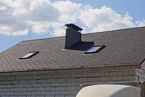 Part Private House Black Tiled Roof Windows Bricks Chimney Blue — Stockfoto