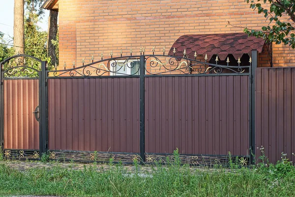 One Brown Metal Gate Part Wall Fence Street Green Grass — Stock Photo, Image