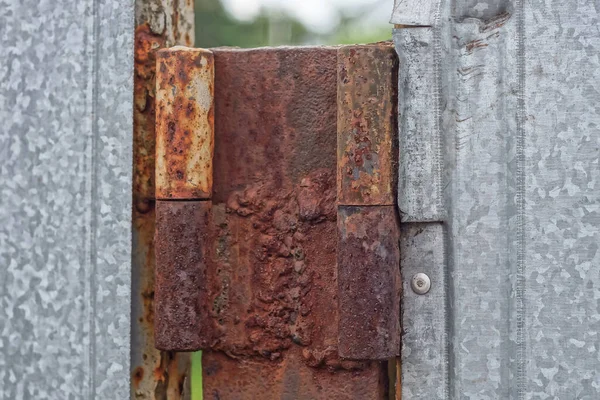 Brown Old Rusty Iron Hinge Gray Metal Door Street — Stockfoto