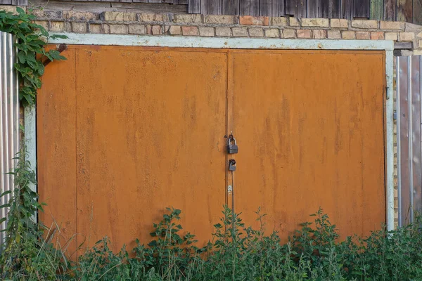 Facade Old Brown Garage Made Brick Wall Large Closed Rusty — Stock Photo, Image
