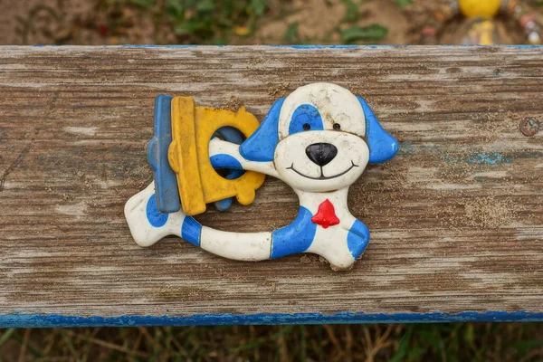 One Plastic Colored Dirty Toy Rattle Dog Lies Gray Wooden — ストック写真